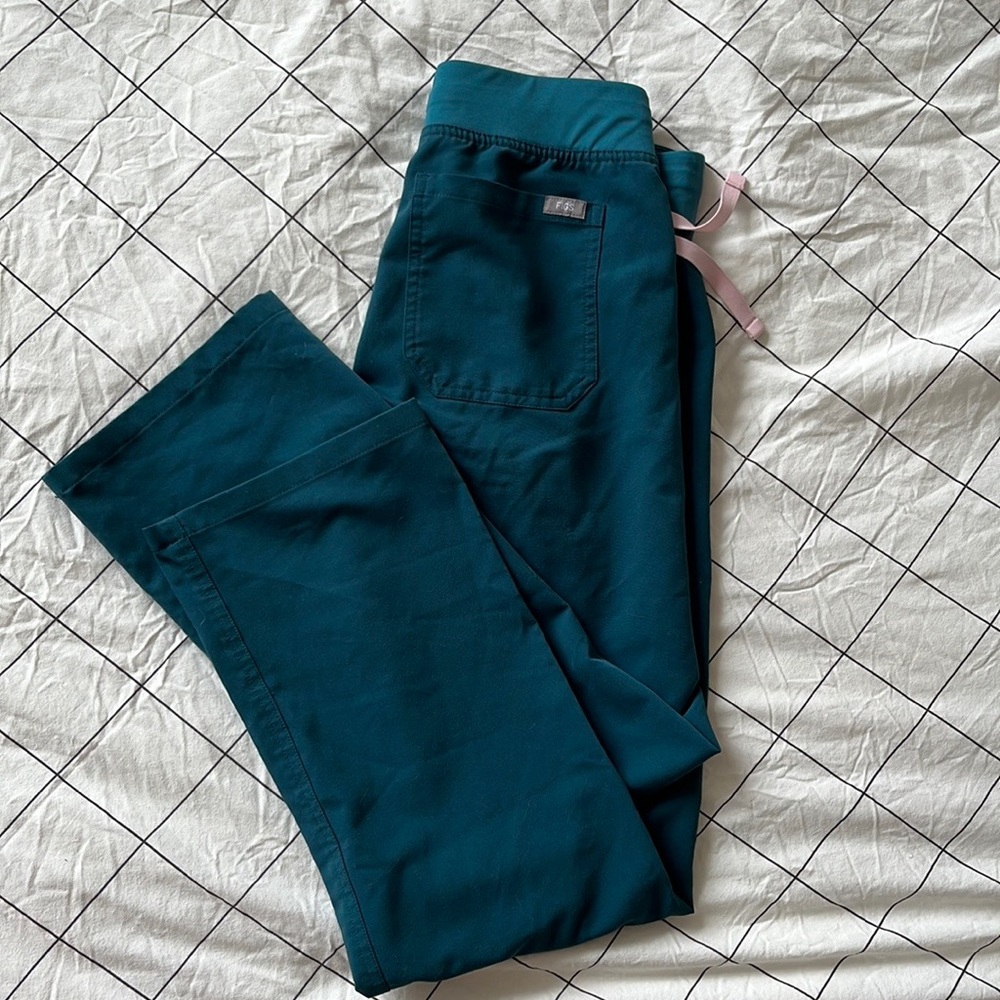Figs Livingston scrub pants in Caribbean Blue XS petite